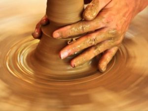 Quá trình làm gốm đòi hỏi sự tỉ mỉ