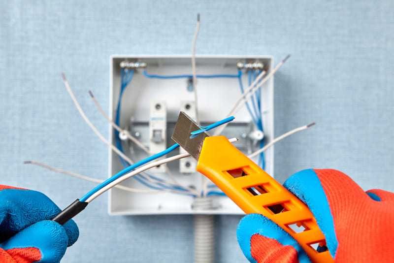 Hướng dẫn 4 cách tuốt dây điện nhanh chóng Cách lắp thẻ điện bằng dao