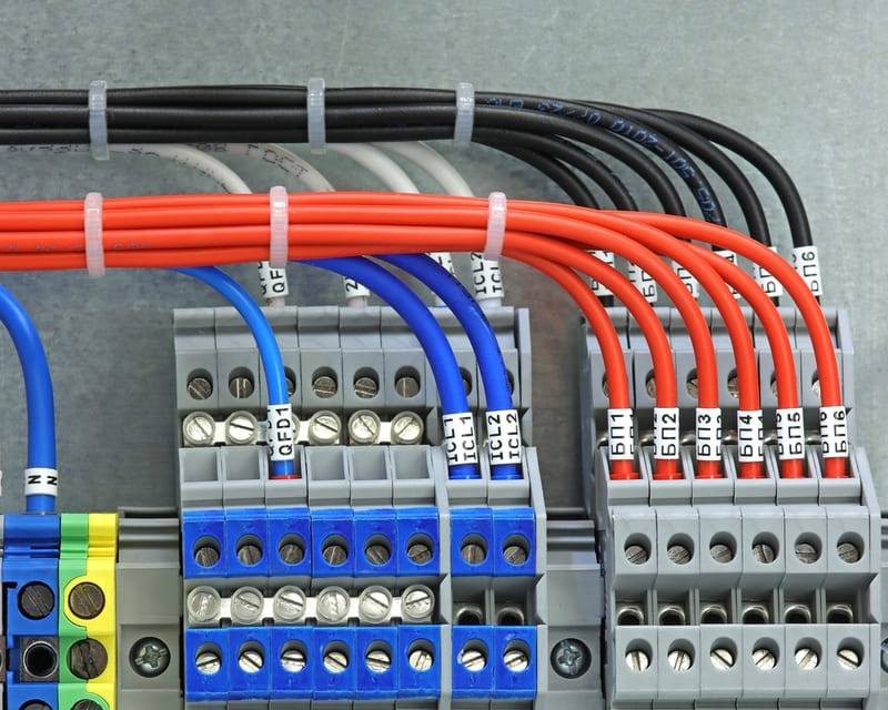 Dây dẫn bọc cách điện: Công dụng, phân loại và so sánh với dây dẫn trần day dan boc cach dien la gi