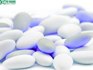     Titanium dioxide (TiO2) là một khoáng chất tự nhiên được khai thác từ lòng đất, được chế biến, tinh chế và bổ sung vào nhiều loại thực phẩm.