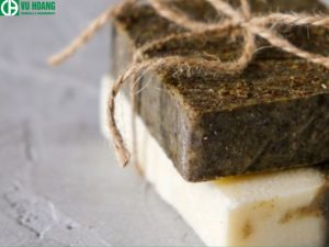 Axit stearic hoạt động như một chất nhũ hóa, giúp làm cứng xà phòng và tạo nhiều bọt