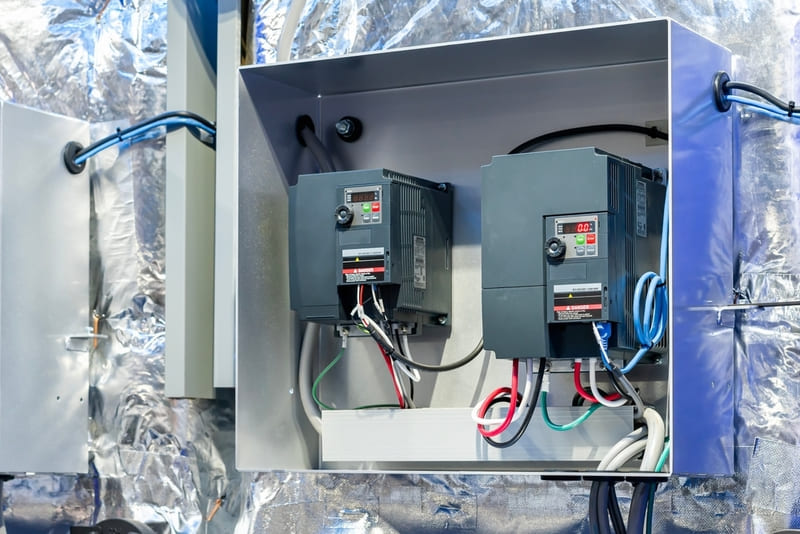 Biến tần 3 pha 380V là gì? Phân biệt với biến tần 3 pha 220V Biến tần 3 pha 380V là gì? 2