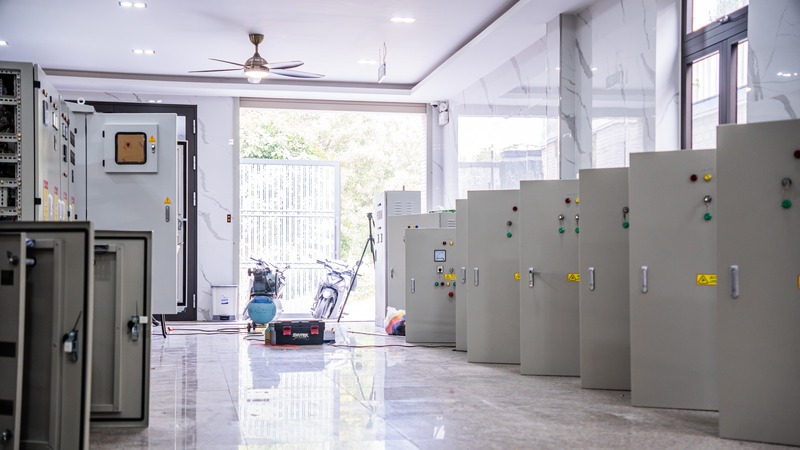 Tôi có tiền án ở quê nhà Nhà máy lắp ráp tủ điện công nghiệp Tập đoàn Huanglai