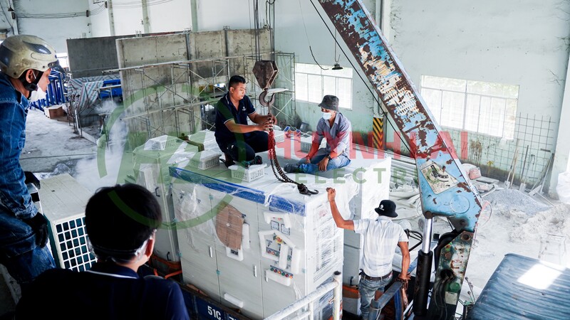 Bạn đã trở lại làm việc Đội ngũ kỹ thuật Huanglai bàn giao tủ điện công nghiệp cho khách hàng