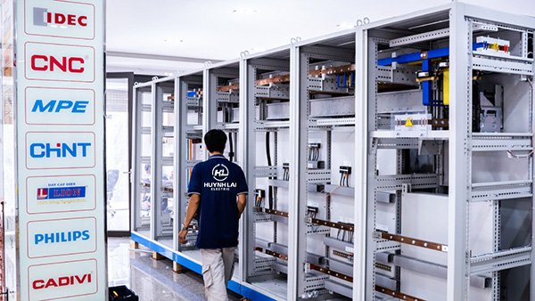 rap điện tử Tủ điện công nghiệp đang được lắp đặt