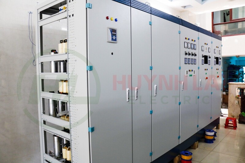 Việc lựa chọn tủ ngưng tụ tương thích với hệ thống điện là quan trọng để đảm bảo hệ thống hoạt động hiệu quả và ổn định