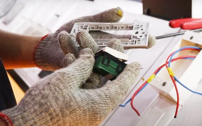 Cách kết nối điện thoại với máy ảnh 1 Cắm dây vào ổ cắm