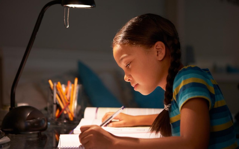 chiều cao màu đen Tiêu chí chọn đèn học tập có thể giúp bảo vệ đôi mắt của bạn