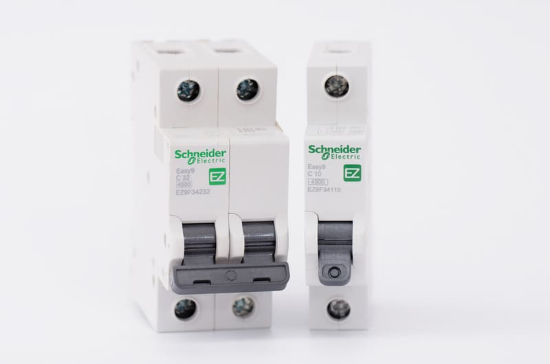 so-sanh-aptomat-1-phase-2-cuc-and-1-cuc