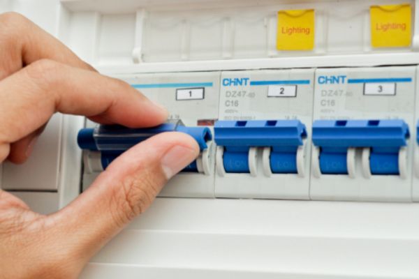 Nguyễn Nhân thứ 2 Cách xử lý khi chập điện