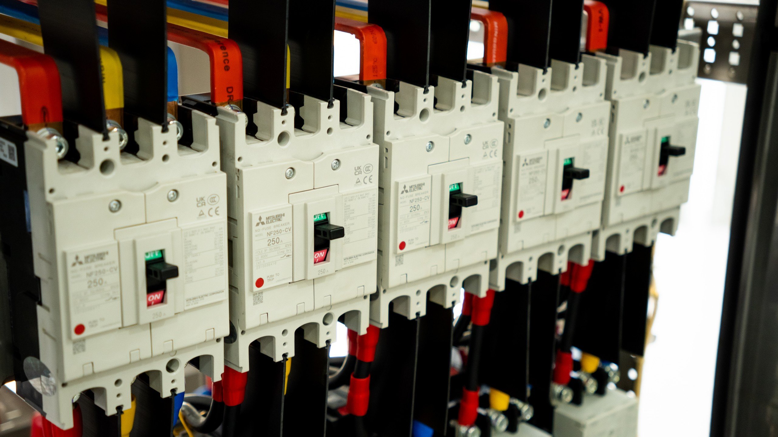 Sự khác biệt chính giữa MCB và MCCB