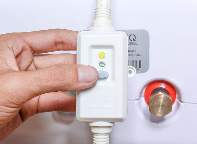 Máy nước nóng nhảy vọt: 7 nguyên nhân và giải pháp Aptomat cho máy nước nóng