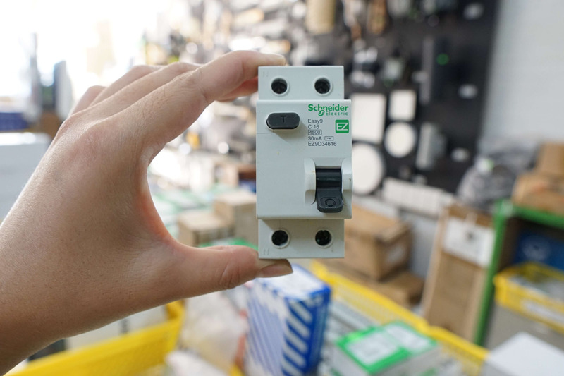 Cách chọn và lắp đặt aptomat cho bếp từ 3 dây, 4 dây, 5 dây aptomat-bep-tu-loi-ich-1