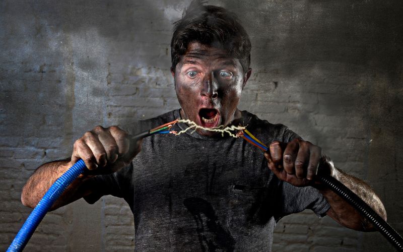 Tại sao tôi lại bị điện giật?