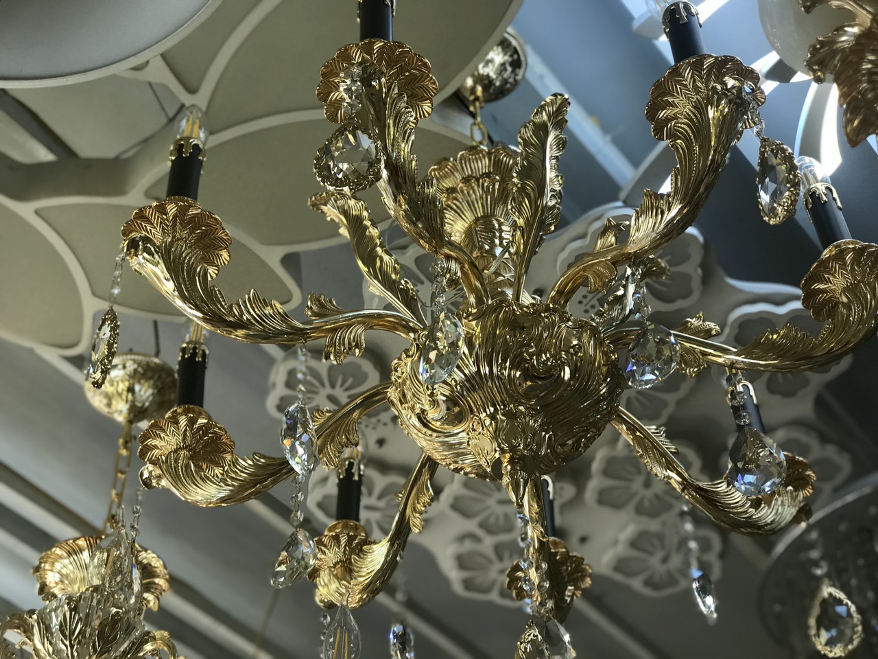 Hình 3 Những vật liệu nào được sử dụng cho đèn chùm?