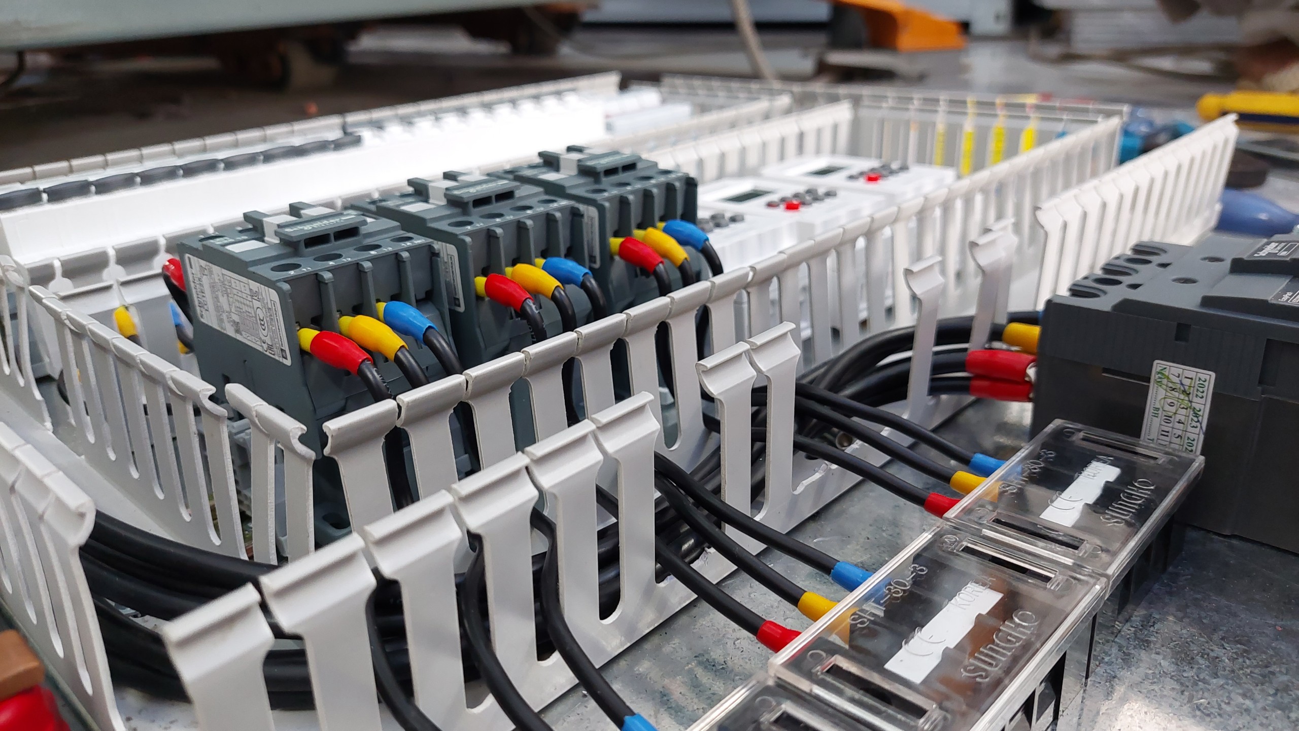 Đấu nối các thiết bị đầu cuối trong tủ điện