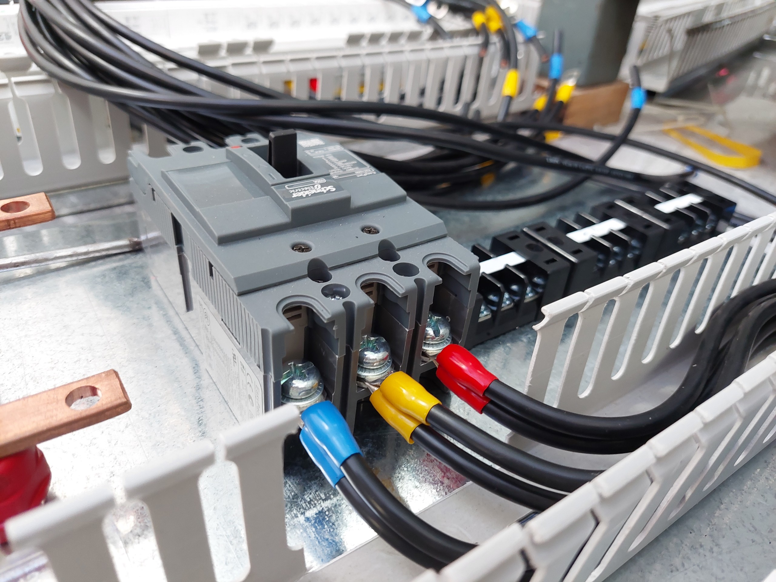 Thiết bị đầu cuối ngành điện