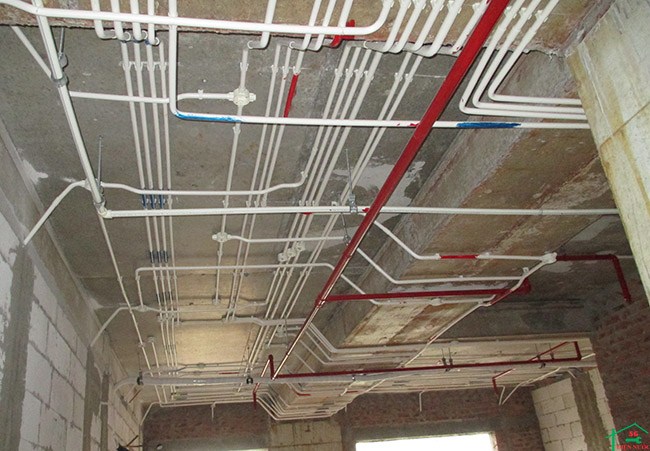 Cách đi dây điện trong nhà đúng kỹ thuật và thẩm mỹ -làm-ngày-dien-in-house-dang-am-tường