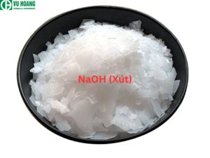 Caustic soda ở dạng nguyên chất là chất rắn màu trắng, dạng hạt