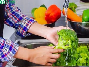 NaOH pha loãng còn được dùng để làm sạch rau củ quả