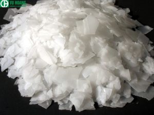 Ở dạng nguyên chất, xút tồn tại ở trạng thái rắn, có thể ở dạng viên, hạt hoặc vảy.