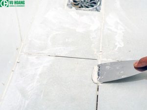 HCL pha loãng có thể loại bỏ vết xi măng, vôi trên sàn nhà