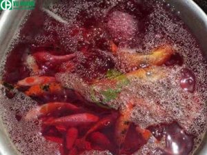 Ngâm thuốc tím trước khi cho cá vào bể