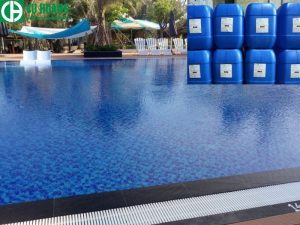 Axit clohydric công nghiệp được sử dụng để xử lý nước bể bơi.