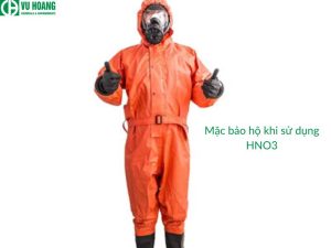 Khi tiếp xúc trực tiếp với HNO3 cần trang bị bảo hộ lao động cẩn thận