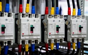 Bộ ngắt mạch vỏ đúc là gì?